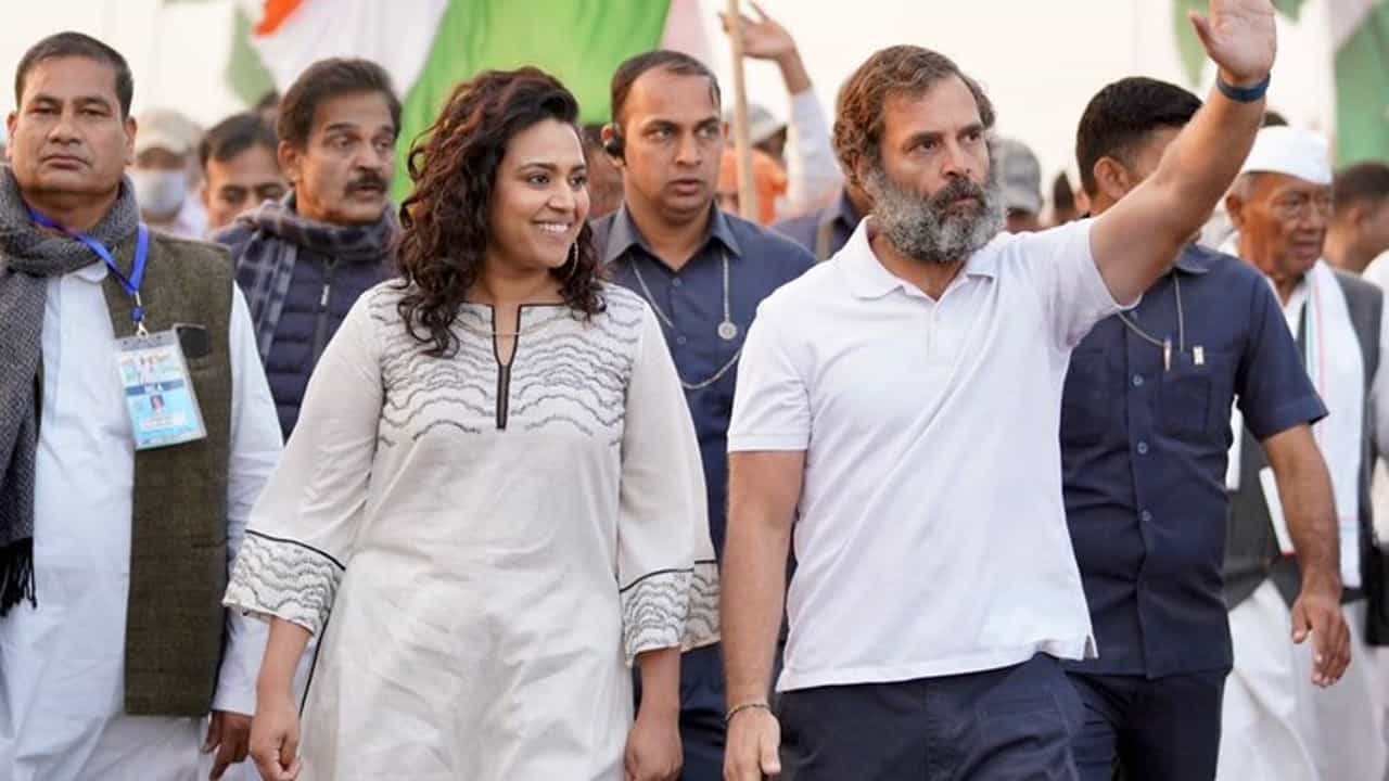 अभिनेत्री स्वरा भास्करने गुरुवारी मध्यप्रदेशातील उज्जैनमध्ये राहुल गांधींच्या 'भारत जोडो यात्रे'त सहभाग घेतला. याचे फोटो आणि व्हिडीओ सोशल मीडियावर व्हायरल होत आहेत. याआधी पूजा भट्ट, रिया सेन आणि रश्मी देसाई यांनीसुद्धा भारत जोडो यात्रेत सहभाग घेतला होता.