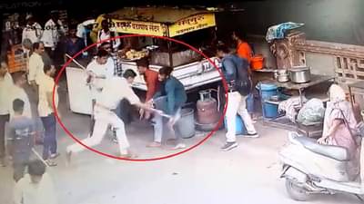 मार देता आणि मार खाता! नाशिकमधील राडा चर्चेत, सीसीटीव्ही पाहावंच लागेल