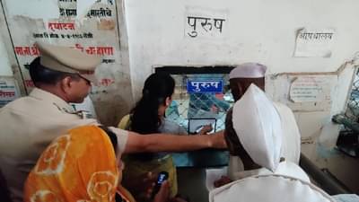 केंद्रीय मंत्र्यानेच केलं स्टिंग ऑपरेशन, रुग्णालयात रांगेतच उभ्या, हातात औषधांची चिठ्ठी.... पाहा काय घडलं?