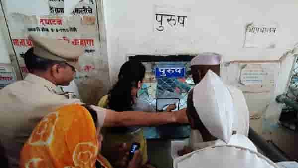 केंद्रीय मंत्र्यानेच केलं स्टिंग ऑपरेशन, रुग्णालयात रांगेतच उभ्या, हातात औषधांची चिठ्ठी.... पाहा काय घडलं?