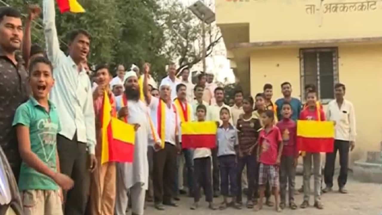 धक्कादायक | अक्कलकोटच्या गावांत फडकले कर्नाटकचे झेंडे, कन्नड सरकारच्या समर्थनार्थ घोषणाबाजी
