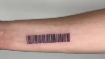 एका महान व्यक्तीने टॅटू म्हणून बारकोड गोंदवून घेतलाय! कारण वाचाल तर खूप हसाल