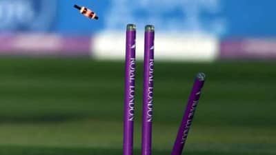 VIDEO: पनवेलच्या टेनिस टुर्नामेंटमध्ये कमाल, W,W,W,W,W,W, 6 बॉल 6 विकेट