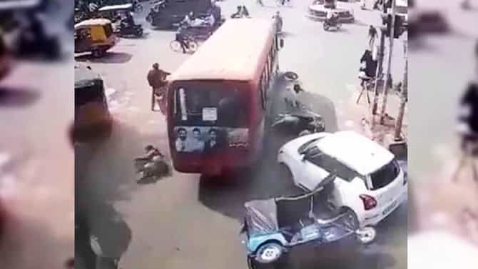 बस चालवतानाच ड्रायव्हरला आला अटॅक, सिग्नलवर थांबलेल्या सगळ्यानाच मग...(Video)