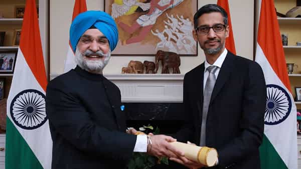 गुगलचे सीईओ सुंदर पिचाई यांचा पद्मभूषण पुरस्कार देऊन सन्मान करण्यात आला आहे.