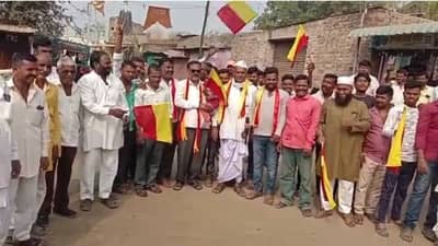 हिंमत वाढली, अक्कलकोटमध्ये फडकले कर्नाटकचे झेंडे, वातावरण तापले; कर्नाटकात जाण्याची स्पर्धाच लागली