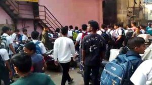 चिंताजनक! मुंबईत शाळेतील विद्यार्थ्यांचं जबर भांडण, एकाचा दुसऱ्यावर चाकूने हल्ला 