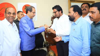 मोठी बातमी ! संत सेवालाल महाराजांचे पाचवे वंशज ठाकरे गटात; उद्धव ठाकरे यांनी बांधलं शिवबंधन