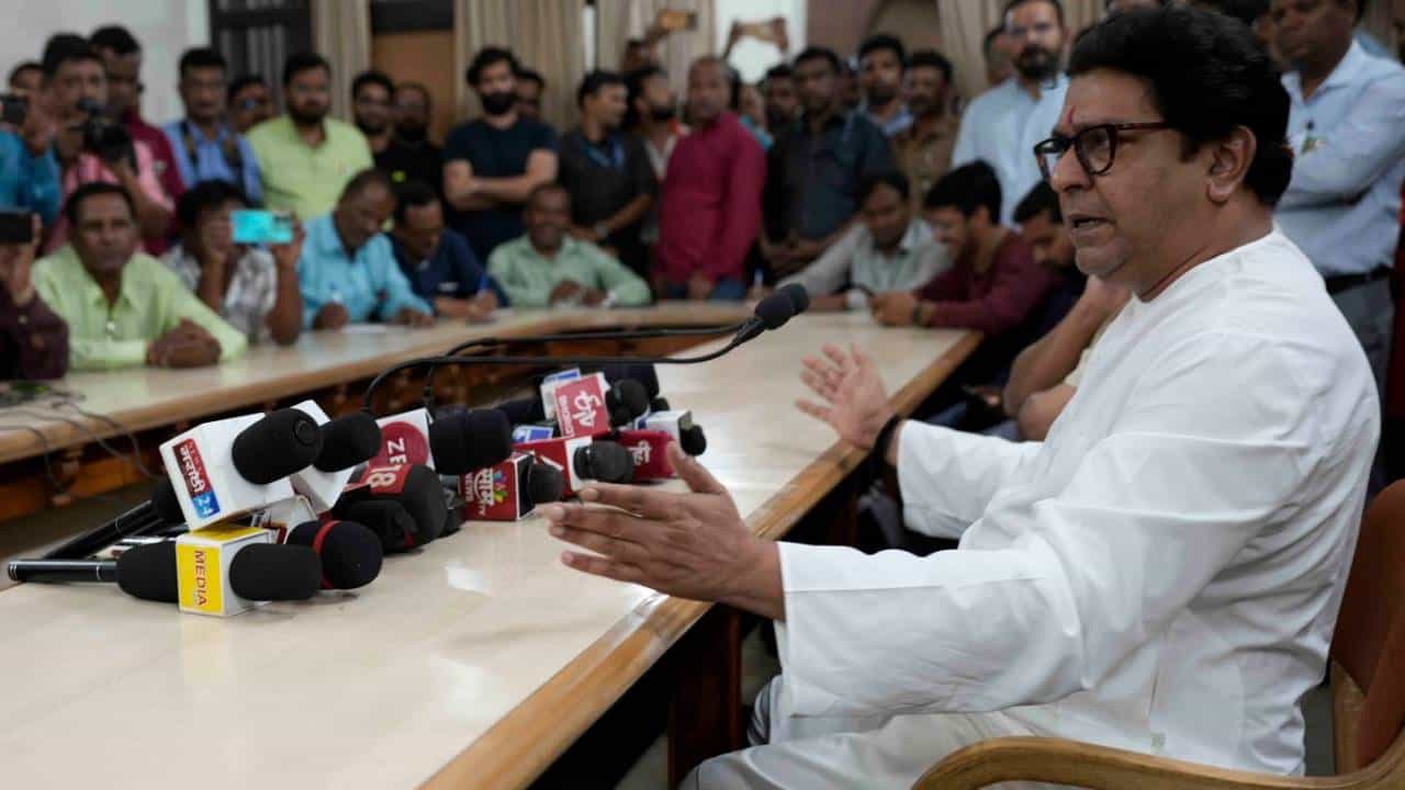 राज ठाकरे यांची राज्यपाल कोश्यारींवर जळजळीत प्रतिक्रिया, म्हणाले, पत आहे, पण पोच...