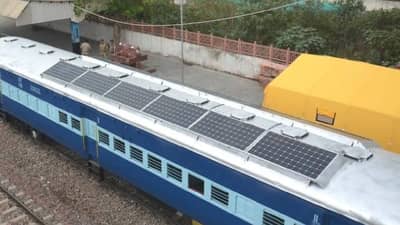 रेलवेच्या छतावर ही अशी गोल गोल झाकणं का बरं असतात? माहितेय? वाचा...