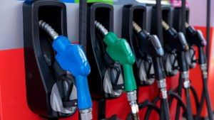 Petrol-Diesel : पेट्रोल-डिझेल होणार स्वस्त, उद्यापासून किंमती उतरण्याचा अंदाज, इतक्या रुपयांचा मिळू शकतो दिलासा.. 