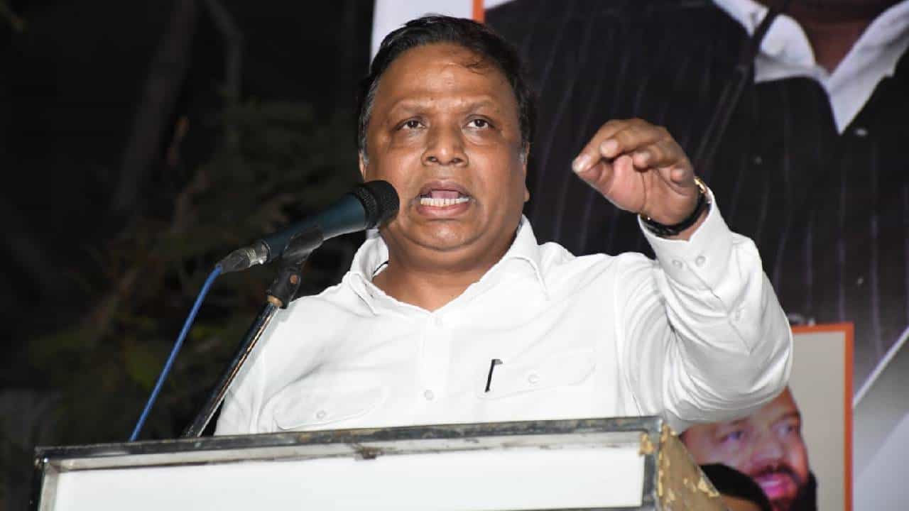 आशिष शेलार यांची उद्धव ठाकरे गटावर टीका, मतांसाठी दारोदारी कटोरा... आशिष शेलार यांची उद्धव ठाकरे गटावर टीका, मतांसाठी दारोदारी कटोरा...