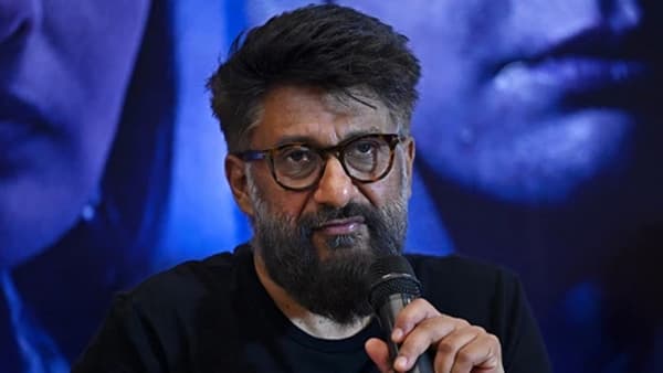 शाहरुख खान याच्या पठाण चित्रपटामधील बेशर्म रंग गाण्याच्या वादामध्ये विवेक अग्निहोत्री यांची एन्ट्री