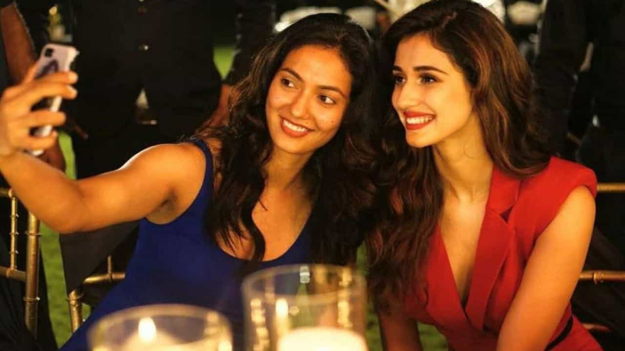 अभिनेत्री दिशा पटानीने बॉलिवूड इंडस्ट्रीत स्वत:ची वेगळी ओळख निर्माण केली. दिशा तिच्या फिट बॉडीसाठी आणि उत्तम नृत्यकौशल्यासाठीही ओळखली जाते. दिशाप्रमाणेच तिची बहीण खुशबू पटानीसुद्धा फिटनेस फ्रीक आहे. इतकंच नव्हे तर तरी इंडियन आर्मीमध्ये लेफ्टनंट आहे.