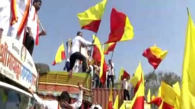 बेळगावमधील हिरबागेवाडी टोलनाक्यावर महाराष्ट्राच्या वाहनांवर हल्ला