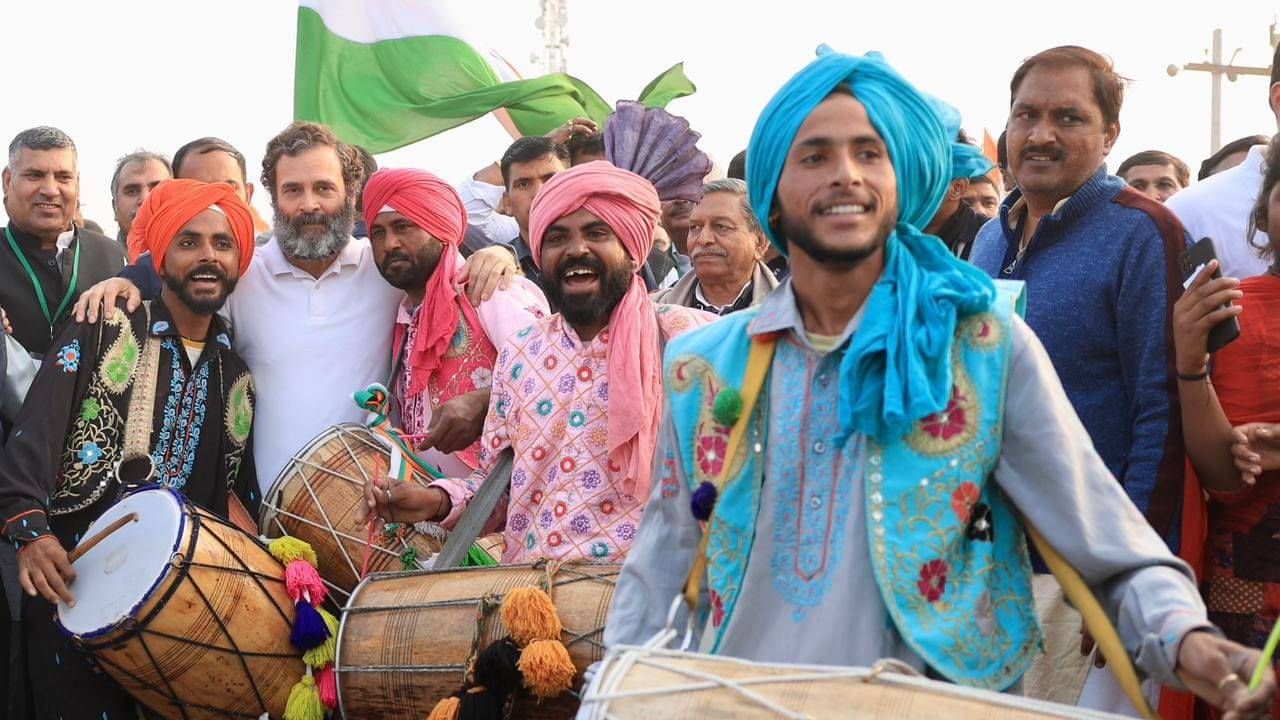 पारंपरिक नृत्य आणि गाणी वाजवत भारत जोडो यात्रेचं स्वागत झालं. 