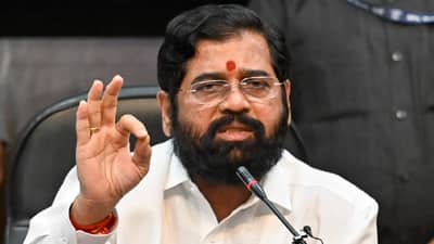 राज्याचे लाडके लोकप्रिय मुख्यमंत्री देवेंद्र फडणवीस... एकनाथ शिंदे यांचं वक्तव्य, चर्चांना उधाण