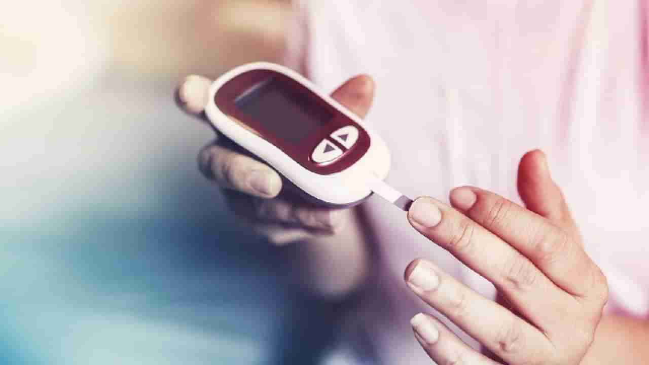 diabetes: मधुमेहींसाठी साखरेइतकेच घातक आहेत या गोष्टी, तुम्ही देखील खात असाल तर लगेच करा बंद