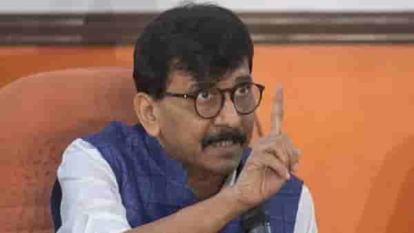 मुख्यमंत्री-उपमुख्यमंत्री यांच्या तोंडाला कुलूप का? शिंदेंना निशाणीच कुलूप द्या, सीमाप्रश्नावरून संजय राऊत आक्रमक