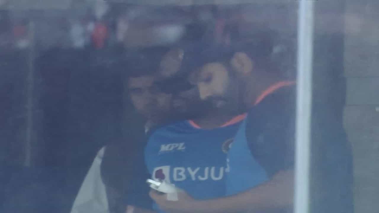 Rohit Sharma : रोहित शर्मा पुन्हा पॅव्हेलियनमध्ये परतला, व्हिडीओ सोशल मीडियावर व्हायरल
