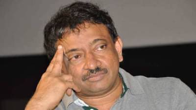 अभिनेत्रीच्या पायाचा मसाज करतानाचा राम गोपाल वर्मा यांचा फोटो सोशल मीडियावर व्हायरल