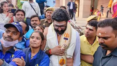 Abhishek Bachchan | चित्रपटाच्या शूटिंग अगोदर अभिषेक बच्चन काशी विश्वनाथ मंदिरात