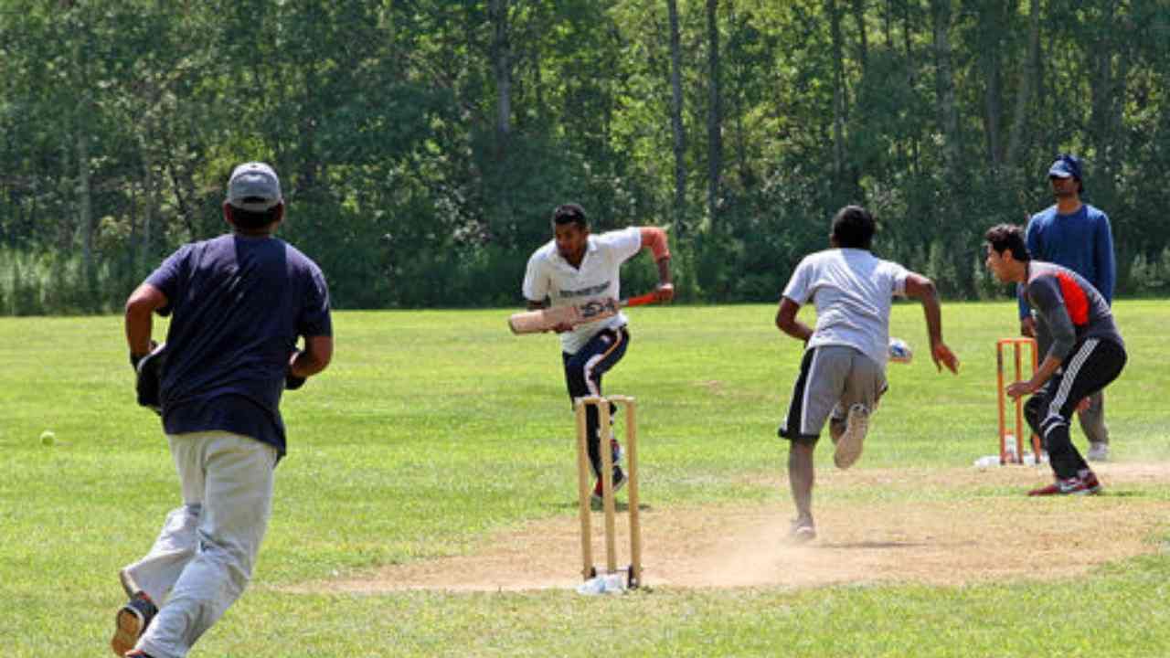 एका RUN साठी तो जीव तोडून धावला आणि तडफडून दगावला! क्रिकेट मैदानातील सगळेच हादरले