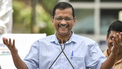 Gujrat Assembly Election |   अरविंद केजरीवालांनी लिहून दिलं होतं... भविष्यवाणी खोटी ठरणार? सुरुवातीचे कौल तर....