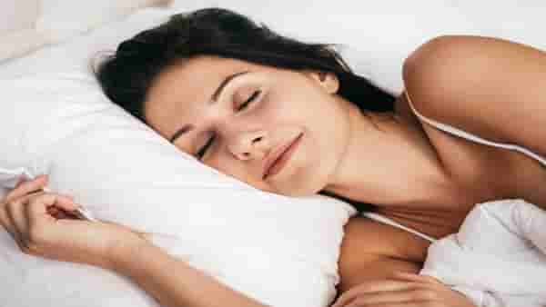 Lack Of Sleep & Hairfall: अपुरी झोप ठरू शकते केसगळतीचे कारण, शांत झोपेसाठी या गोष्टींची घ्या काळजी