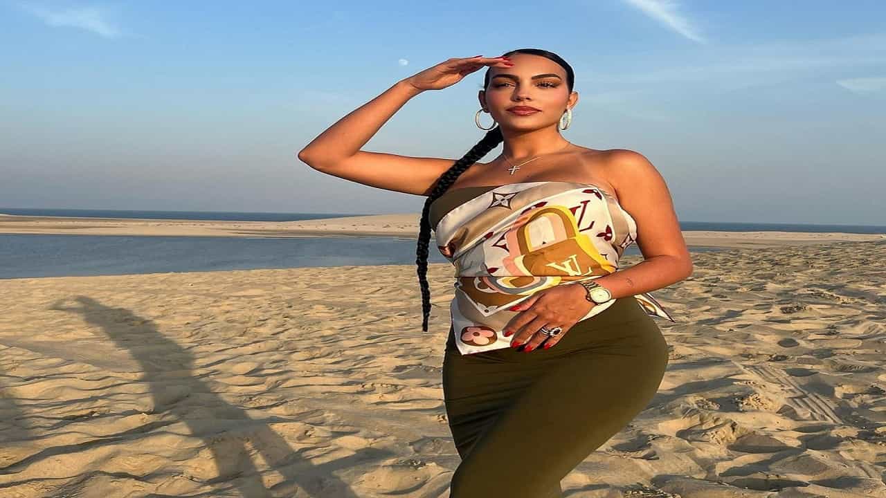 फिफा विश्वचषक सुरु झाल्यापासून खेळाडू आणि त्यांच्या गर्लफ्रेंडची जोरदार पाहायला मिळत आहे. क्रिस्टियानो रोनाल्डोची गर्लफ्रेंड जॉर्जिना रॉड्रिग्जने हीने फोटोशूट केल्यापासून तिची अधिक चर्चा आहे.