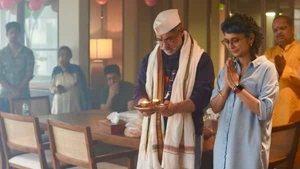 अभिनेता आमिर खान आणि त्याची पूर्वाश्रमीची पत्नी किरण राव यांनी मिळून नुकतीच कलश पूजा केली. आमिर खान प्रॉडक्शन्स कंपनीत दोघांनी हिंदू पद्धतीनुसार ही पूजा आणि आरती केली. लाल सिंग चड्ढा या चित्रपटाचे दिग्दर्शक अद्वैत चंदन यांनी या पूजेचे काही फोटो सोशल मीडियावर पोस्ट केले आहेत.