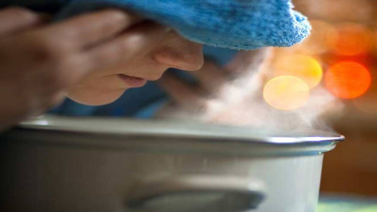 वाफ घेणे - हा एक असा देशी उपाय आहे, जो करण्याचा सल्ला डॉक्टरही देतात.  तुम्ही साधी वाफ किंवा हर्बल पद्धतीनेही वाफ घेऊ शकता.त्यासाठी पाण्यात कडुनिंबाची पाने किंवा हळद घालून पाणी गरम करावे आणि वाफ घ्यावी. 