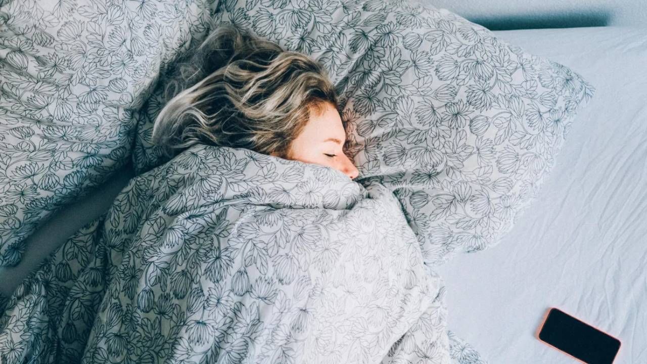चांगली व शांत झोप झाली तर त्यामुळे आपली त्वचा निरोगी व चमकदार होते. मात्र आजकालच्या व्यस्त जीवनशैलीमुळे बरेचसे लोक पुरेशी झोप घेऊ शकत नाहीत. यामुळे केवळ आपली त्वचा म्हातारी दिसत नाही तर डोळ्यांखाली डार्क सर्कल्सही येतात. 