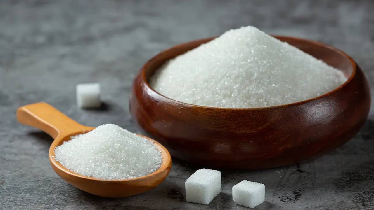 साखर हा एक असा पदार्थ आहे, ज्याशिवाय आपण आपल्या आयुष्याची कल्पनाच करू शकत नाही. मात्र याच साखरेचे अतिरिक्त प्रमाणात सेवन केले तर आपले आरोग्य आणि त्वचा दोहोंचेही नुकसान होऊ शकते. त्यामुळे त्वचेवर सुरकुत्या दिसू लागतात. 