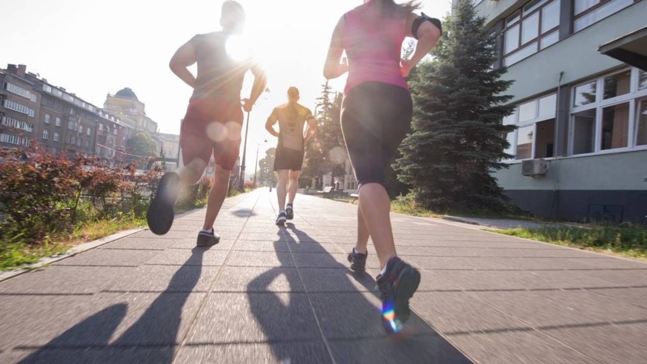 शरीर तंदुरूस्त ठेवण्यासाठी रनिंग म्हणजेच धावण्याचा व्यायाम उत्तम ठरतो. पण त्याचे प्रमाण जास्त असेल तर त्यामुळे कोलेजन तुटू शकते. कोलेजनचे नुकसान हे त्वचेसाठी चांगले नसते.