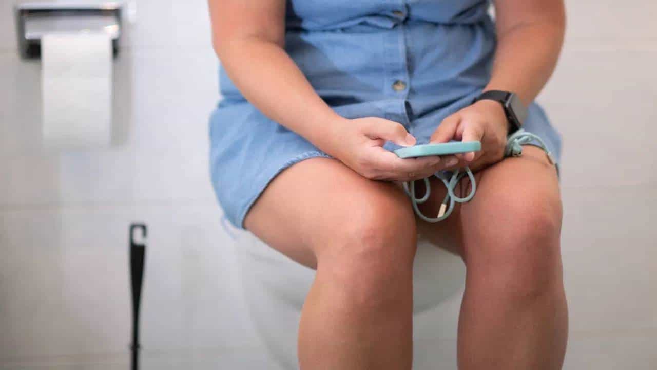 तुम्हालाही आहे का टॉयलेटमध्ये फोन वापरण्याची सवय ? होऊ शकते नुकसान