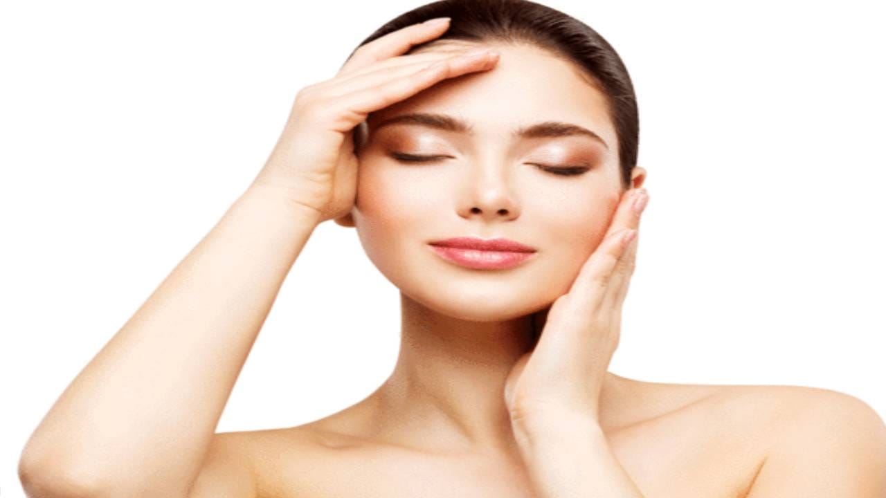 लग्नाच्या हंगामात चेहऱ्यावर इन्स्टंट ग्लो मिळवण्यासाठी अनेक उत्पादनांचा वापर केला जातो, मात्र त्यामुळे नुकसानही होऊ शकते. अशा उत्पादनांचा वापर करण्याऐवजी काही देशी उपाय करून झटपट चमक मिळू शकते. या पदार्थांचा वापर करून पहा.