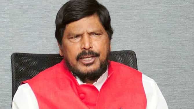 सुषमा अंधारे यांना ठाकरे गटानं शिवसेनेत का आणलं, रामदास आठवले म्हणतात,...