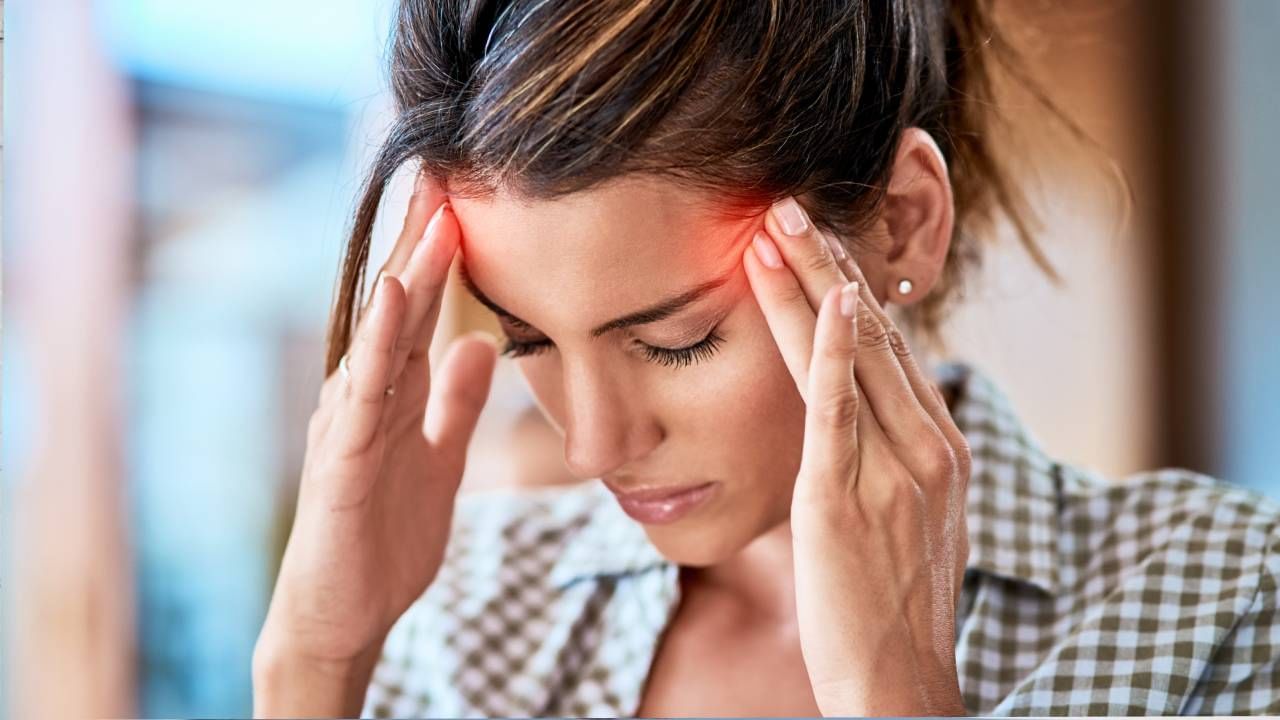Migraine: मायग्रेनचा त्रास असेल 'हे' पदार्थ खाणे टाळा Migraine: मायग्रेनचा त्रास असेल 'हे' पदार्थ खाणे टाळा