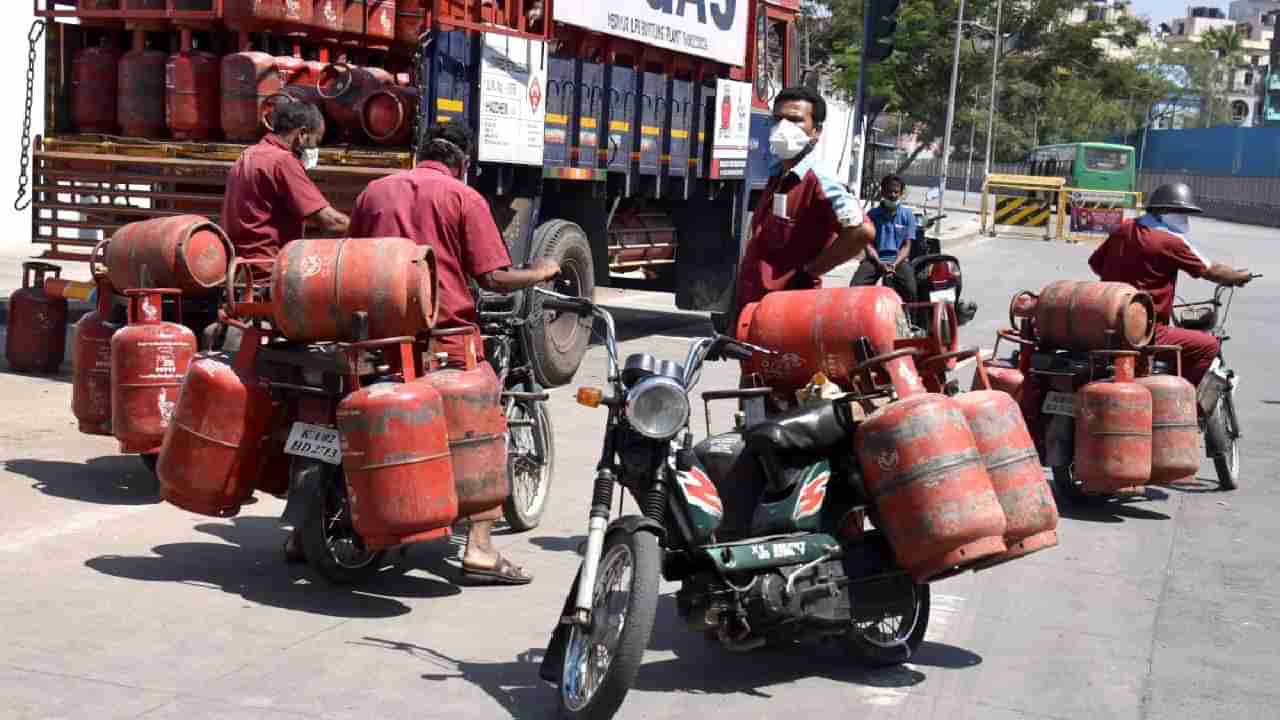 LPG Insurance : गॅस सिलेंडरचा स्फोट झाला तर , तुम्हाला नुकसान भरपाई मिळते का? काय असते प्रक्रिया..