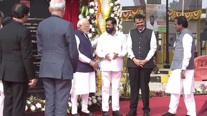 फडणवीसांसमोर पंतप्रधान मोदींकडून मुख्यमंत्री शिंदेंचं कौतुक... फडणवीसांसमोर पंतप्रधान मोदींकडून मुख्यमंत्री शिंदेंचं कौतुक...