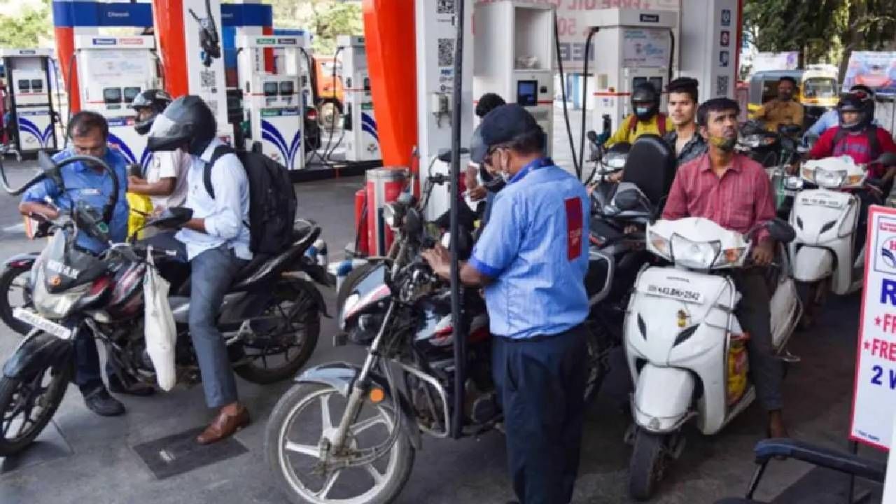 Petrol-Diesel : आंतरराष्ट्रीय बाजारात कच्चे तेल प्रति 33 रुपये लिटर स्वस्त झाले भावा, तुम्हाला कधी मिळेल दिलासा..