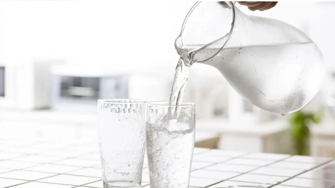 दररोज पुरेशा प्रमाणात पाणी प्या - पाणी हे आपल्या शरीरासाठी अत्यावश्यक असते. पाणी हे शरीरासाठी रामबाण उपाय आहे. थंडी असो किंवा उन्हाळा दररोज पुरेशा प्रमाणात पाणाी प्यायले पाहिजे. मात्र हिवाळ्यात अंगदुखीचा त्रास होत असेल तर रोज कमीत कमी 9 ते 10 ग्लास पाणी पिणे आवश्यक ठरते. 