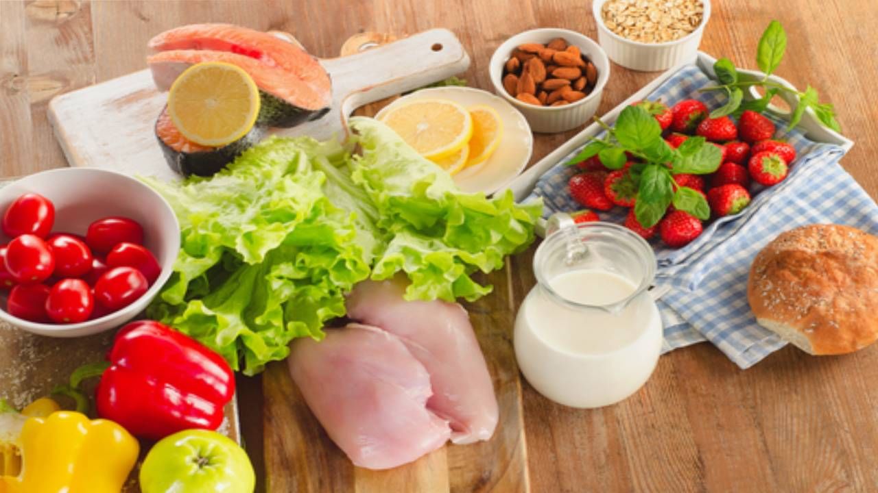 आहाराची घ्या काळजी - आपण काय खातो, यावर आपले आरोग्य चांगले राहील की नाही, हे अवलंबून असते. बाहेरचे पदार्थ तसेच जंक फूड खाणे टाळावे आणि घरात शिजवलेले , पौष्टिक अन्न खावे. आहारात डाळी, हिरव्या भाज्या आणि फळांचा आवर्जून समावेश केला पाहिजे. 