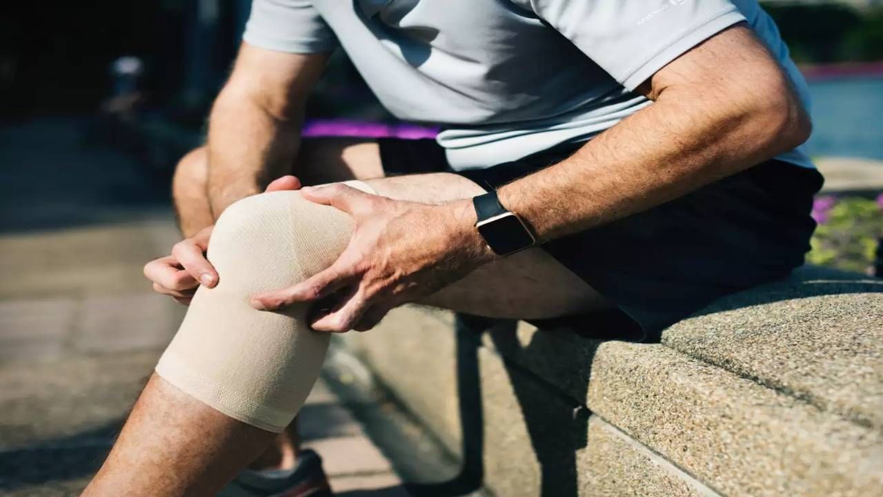 हिवाळ्यात अंगदुखीचा त्रास वाढतो. या वेदनांचा परिणाम सांध्यावर सर्वाधिक दिसून येतो. अनुवांशिकता, अशक्तपणा, शिळं आणि थंड अन्न खाणं अथवा यूरिक ॲसिड जमा झाल्याने असा त्रास होऊ शकतो. तज्ज्ञांच्या सांगण्यानुसार, हिवाळ्याच्या दिवसात वातावरणातील दाब कमी होतो आणि अशा परिस्थितीत सांधे व शरीराच्या इतर भागांना सूज येऊ लागते. थंडीत अंगदुखीचा त्रास टाळायचा असेल तर हे उपाय करून पहा.