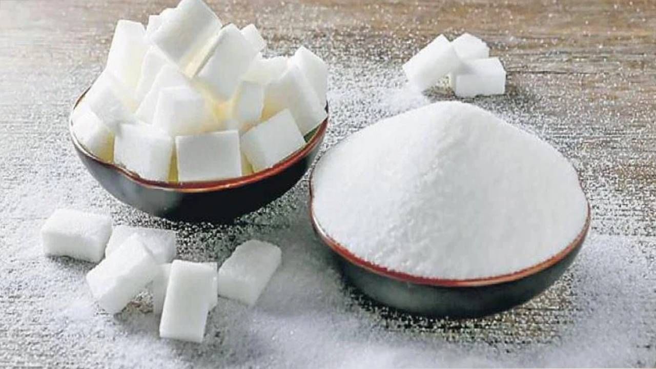 साखर - साखरेशिवाय आपलं जीवन अपूर्ण आहे. पण हा एक असा पदार्थ आहे जो आपल्या शरीरातील हेल्दी बॅक्टेरिया नष्ट करतो. साखरेमुळे आतड्यांना सूज येऊ शकते. त्यामुळे रोजच्या जीवनात याचा आहारातील वापर कमी करणे आवश्यक आहे. 