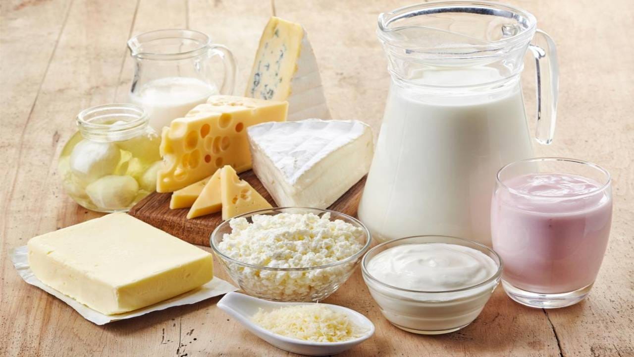 सॅच्युरेटेड फॅट्स - ज्या पदार्थांमध्ये फॅट्स जास्त असतात, ते आतड्यांमधून चांगले बॅक्टेरिया संपवतात. फुल क्रीम दूध किंवा लोणी हे चविष्ट असले तर त्याच्या अति सेवनामुळे भविष्यात त्रास होऊ शकतो. 