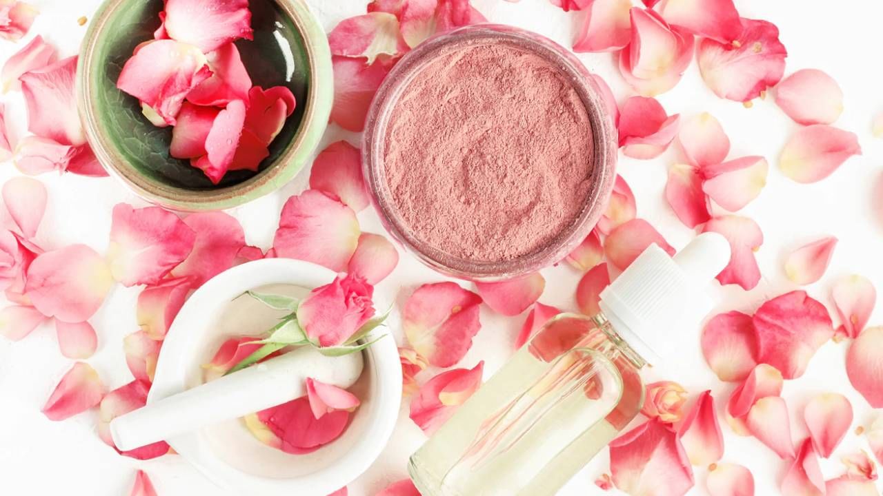 Rose Face Pack: चमकदार त्वचेसाठी वापरा गुलाबाच्या पाकळ्यांपासून बनलेला फेसपॅक