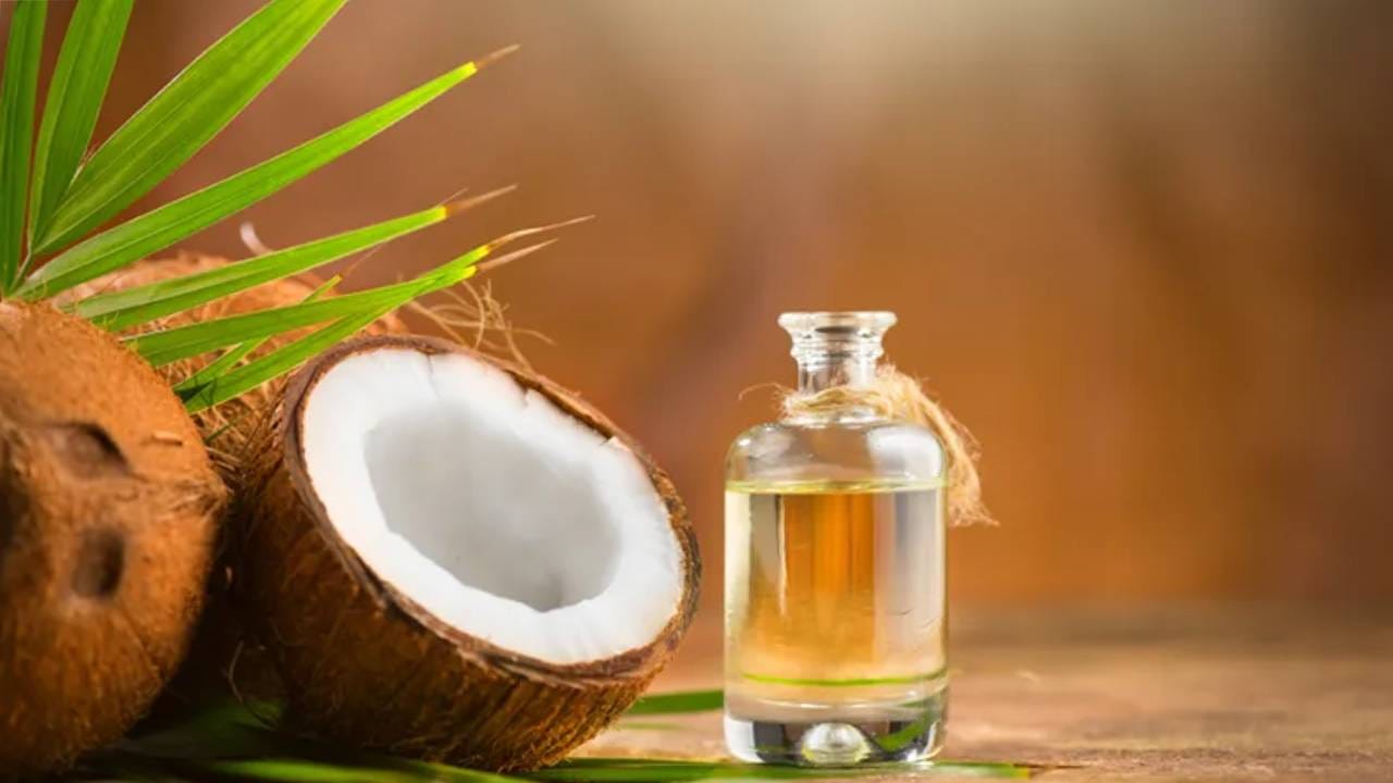 खोबरेल तेल अथवा नारळाचे तेल हे केसगळती कमी करण्यास मदत करते. त्यात बुरशीविरोधी गुणधर्म असतात. खोबरेल तेलामध्ये बॅक्टेरियाच्या वाढीस प्रतिबंध करणारे घटक व अँटीव्हायरल गुणधर्म आहेत. नारळाच्या तेलामुळे केसांचे पोषण होते.  या तेलामुळे स्काल्पमधील रक्ताभिसरण सुधारते व केसांची मुळं मजबूत होतात. 