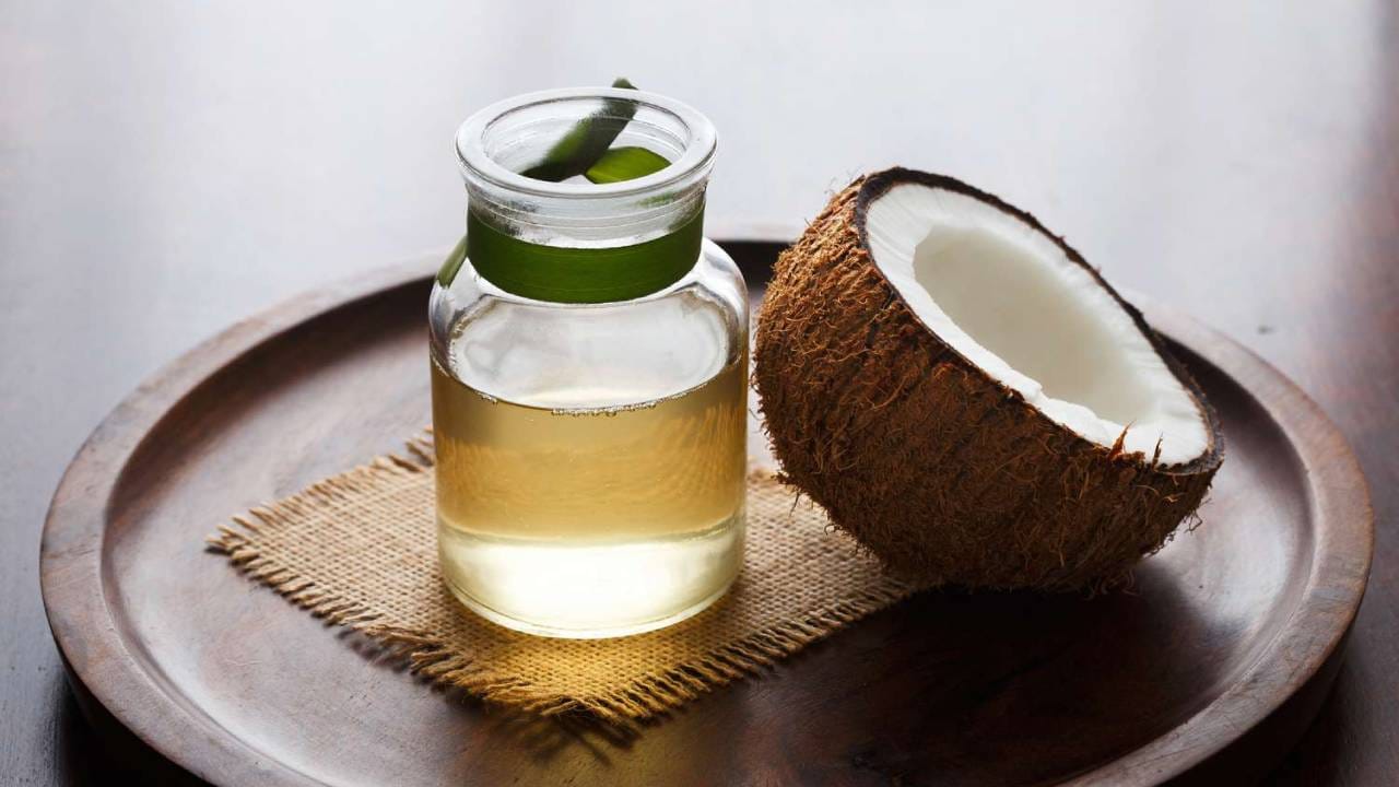 खोबरेल तेल हे केसांच्या वाढीस मदत करते. खोबरेल तेलाने केसांना नियमितपणे मसाज केल्यास त्यांची वेगाने वाढ होते. तसेच केसगळती व टक्कल पडण्याची समस्या दूर होते. 